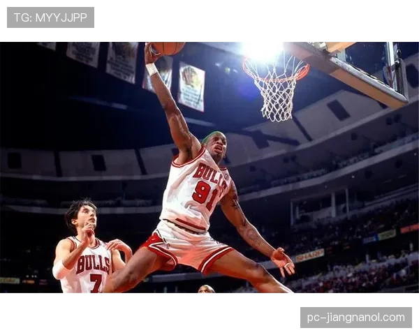 丹尼斯·罗德曼防守强硬提升篮板争抢效率，改变球队内线节奏